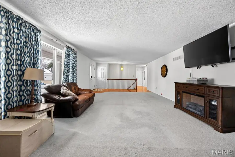 244 E Governor Place, Saint Charles, MO 63301 - #3