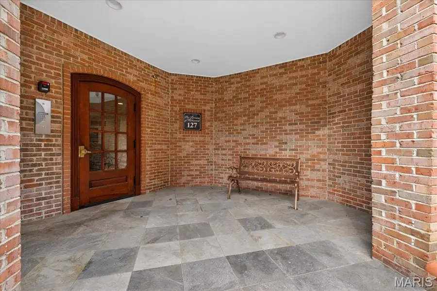 127 E Clinton Place #1B, Kirkwood, MO 63122 - #2