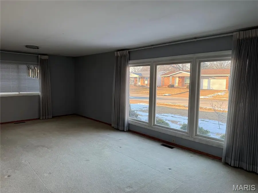 2670 Delaware Drive, Florissant, MO 63033 - #2