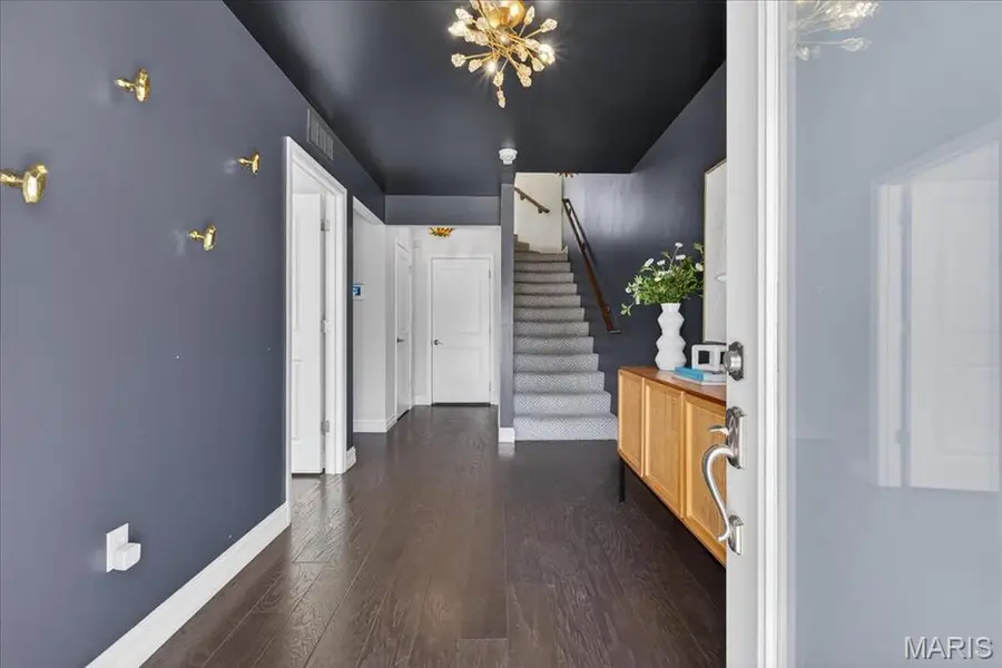 1087 E Linden Avenue, Saint Louis, MO 63117 - #3