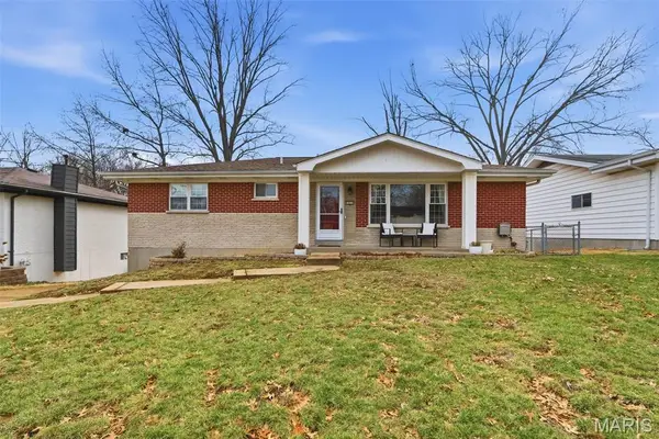 1030 Camelot Gardens Dr Drive, St Louis, MO 63125