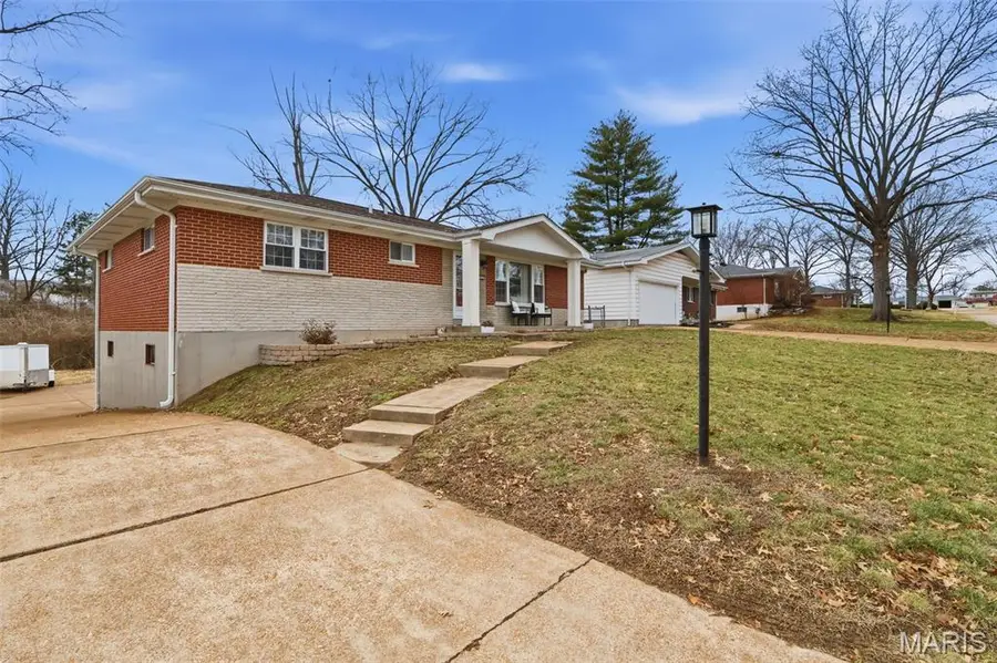 1030 Camelot Gardens Dr Drive, Saint Louis, MO 63125 - #2