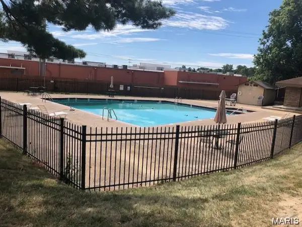 7 Fairways Circle #E, St Charles, MO 63303