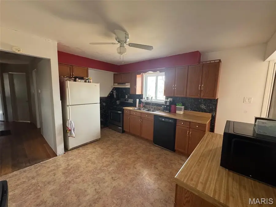 401 Dahlgren Avenue, Warrenton, MO 63383 - #3