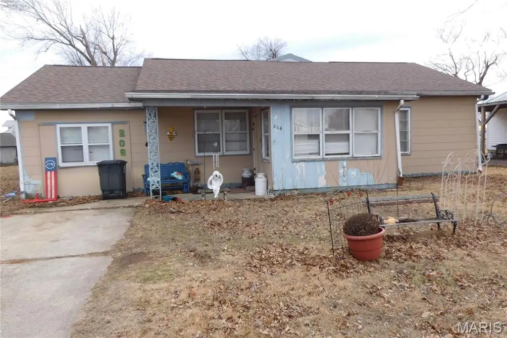 206 E Fourth Street, Saint Peter, IL 62880 - #1