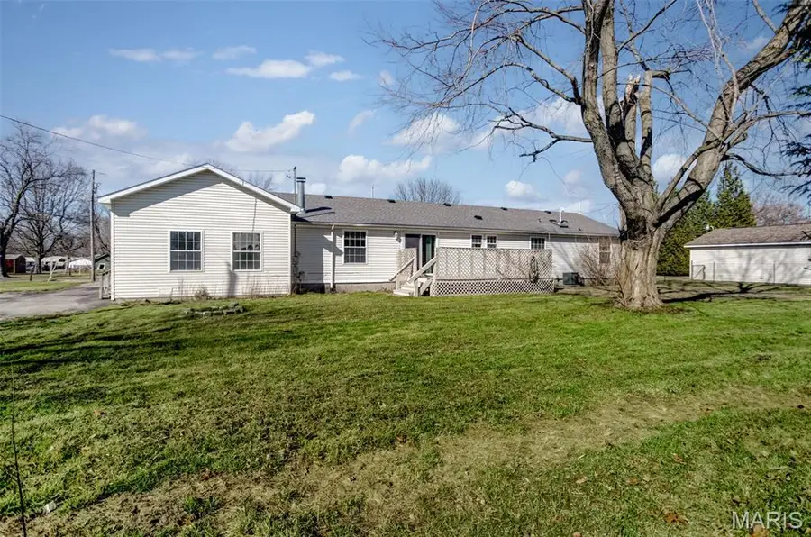 1014 E Water Street, Litchfield, IL 62056 - #2