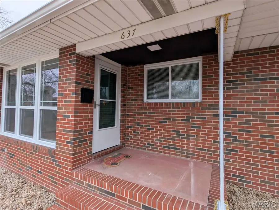 637 Grove Avenue, Wood River, IL 62095 - #2