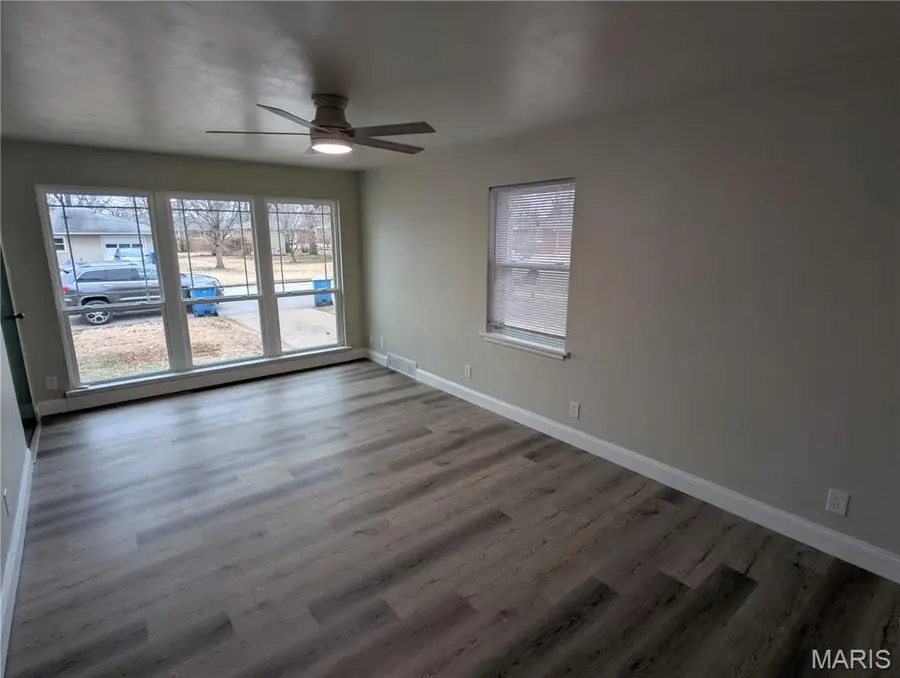 637 Grove Avenue, Wood River, IL 62095 - #3