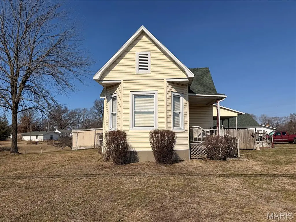 309 S Locust Street, Saint Elmo, IL 62458 - #1