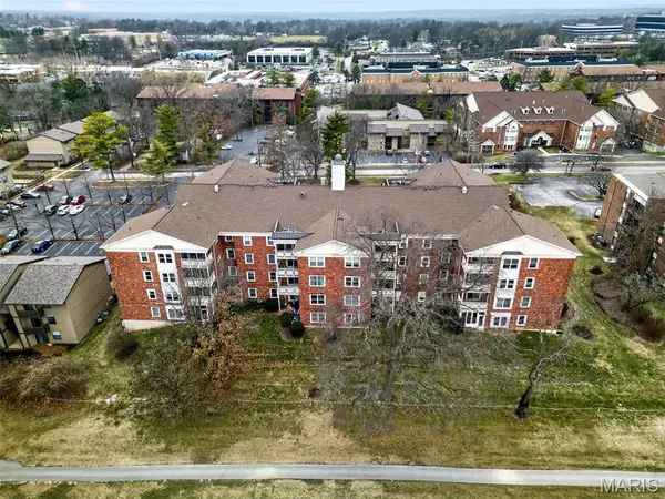 526 Sarah Lane #26, Creve Coeur, MO 63141