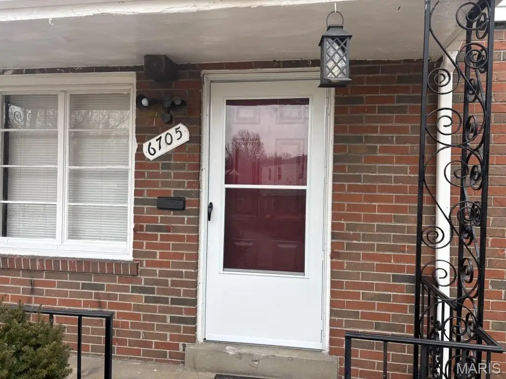 6705 Kenwood Drive, Saint Louis, MO 63121 - #1