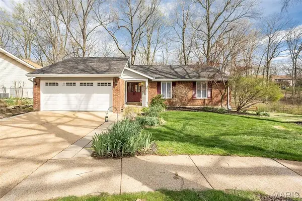 812 Paquerette Court, Manchester, MO 63021