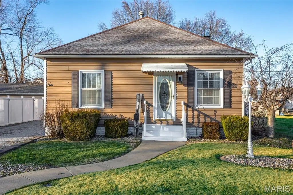 821 W Mill Street, Staunton, IL 62088 - #1