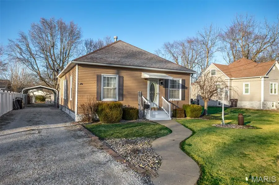 821 W Mill Street, Staunton, IL 62088 - #3