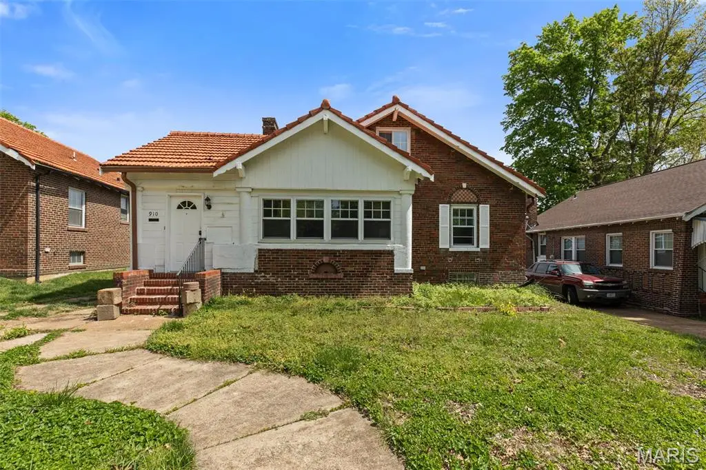 910 Country Club Drive, Pasadena Park, MO 63121 - #1