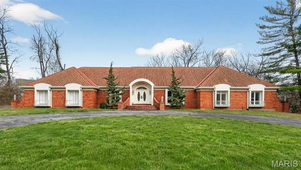 27 Meadowbrook Country Club Estate, Ballwin, MO 63011 - #1