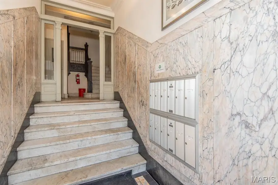 615 Clara Avenue #1B, Saint Louis, MO 63112 - #3