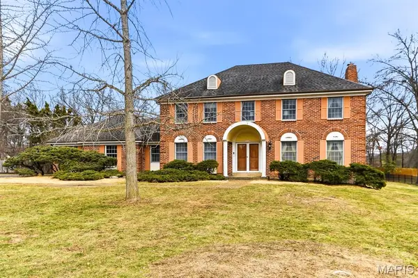 94 Meadowbrook Country Club Estate, Ballwin, MO 63011