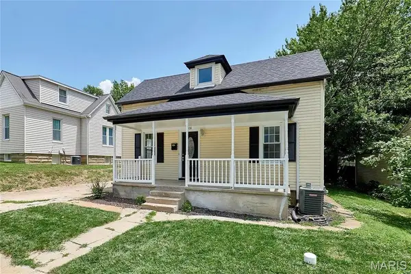 808 S 6th Street, St Charles, MO 63301