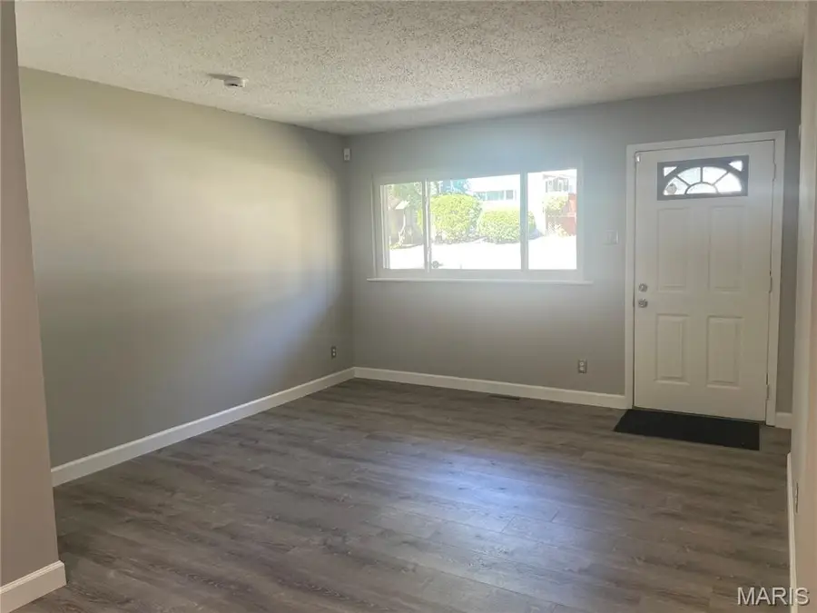 8922 Higginson Drive, Bel Ridge, MO 63121 - #2