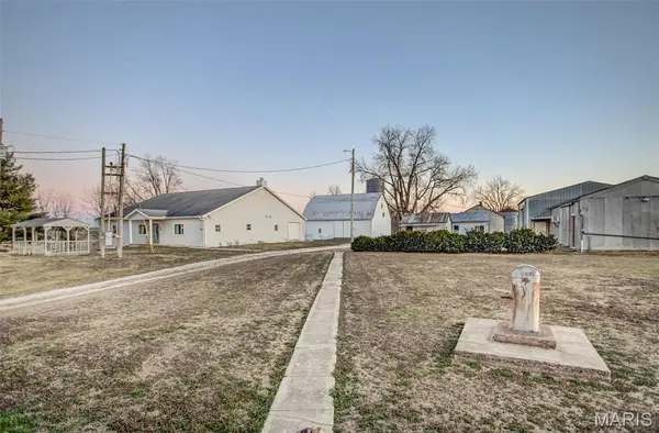 1341 Schleeper Lane, Golden Eagle, IL 62036