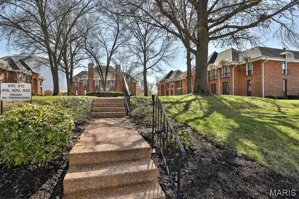 922 N Claytonbrook Drive #1, Ballwin, MO 63011