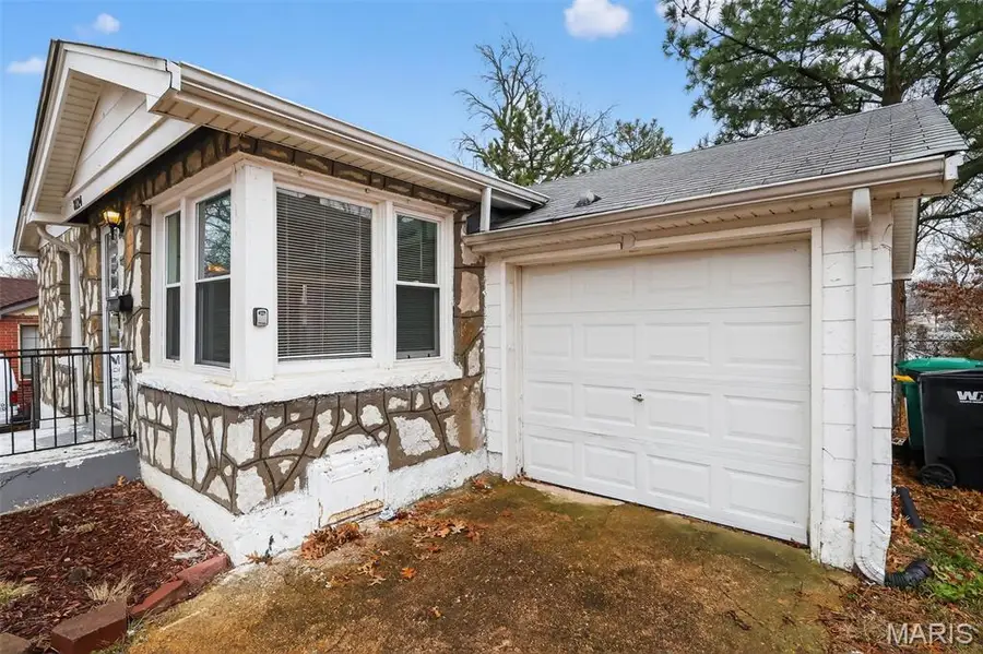 8124 Titus Road, Saint Louis, MO 63114 - #2