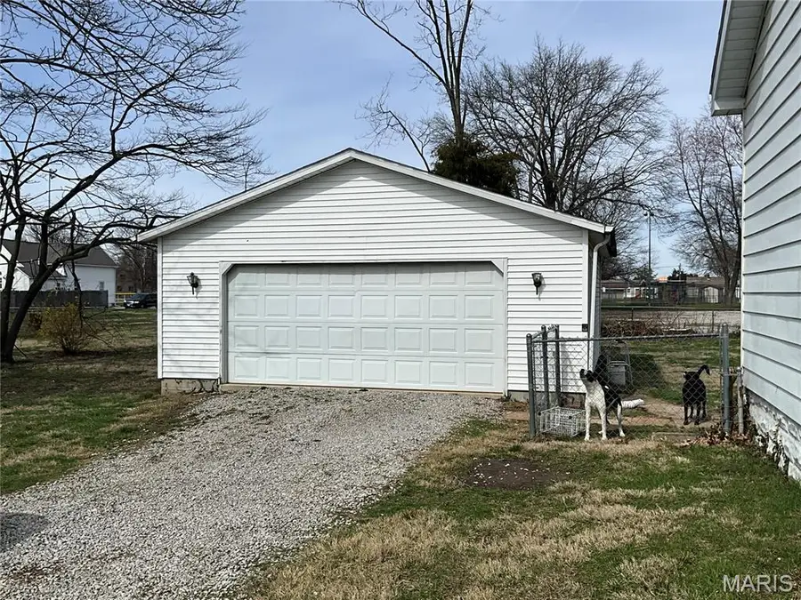 625 Montgomery Street, Staunton, IL 62088 - #3