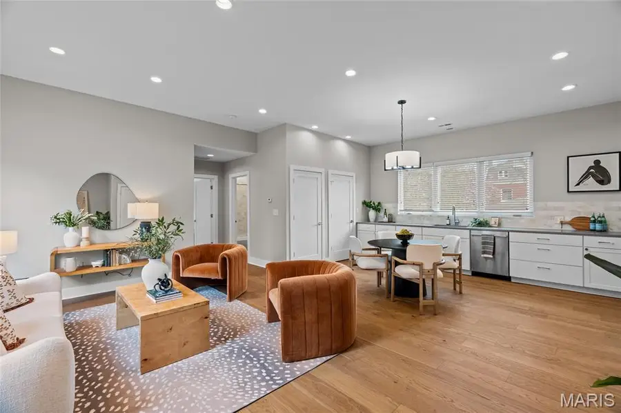 46 Carriage Lane, Saint Louis, MO 63108 - #2