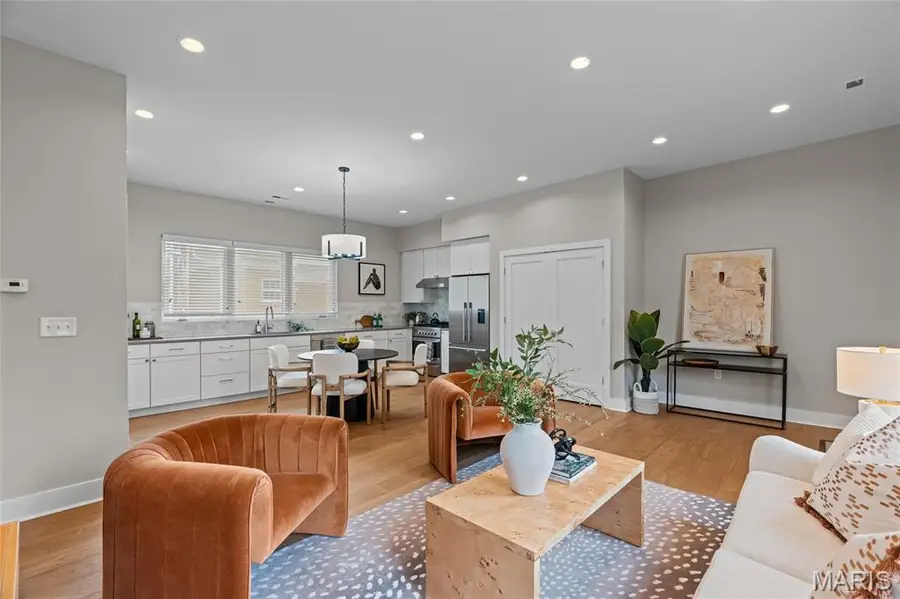 46 Carriage Lane, Saint Louis, MO 63108 - #3