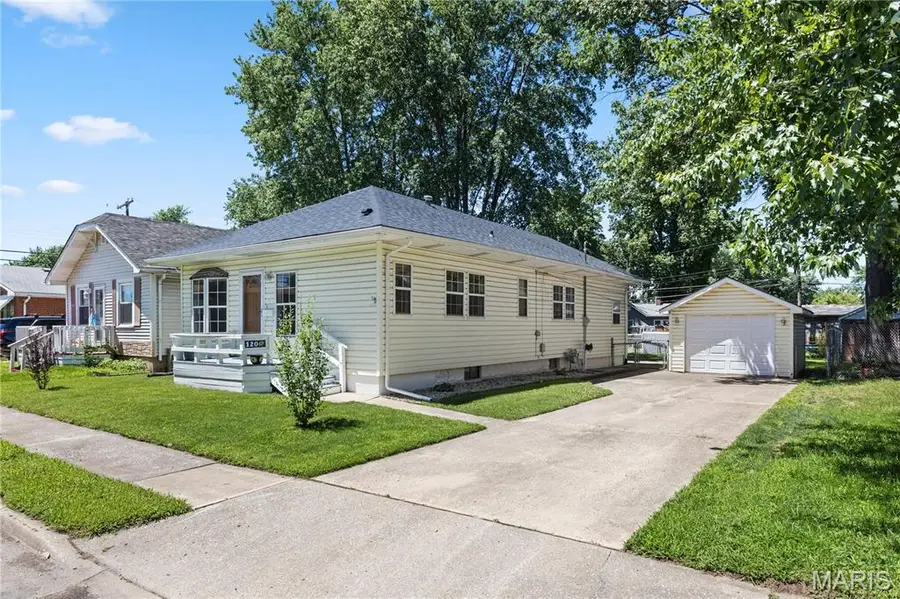 120 E 4th Street, Roxana, IL 62084 - #3