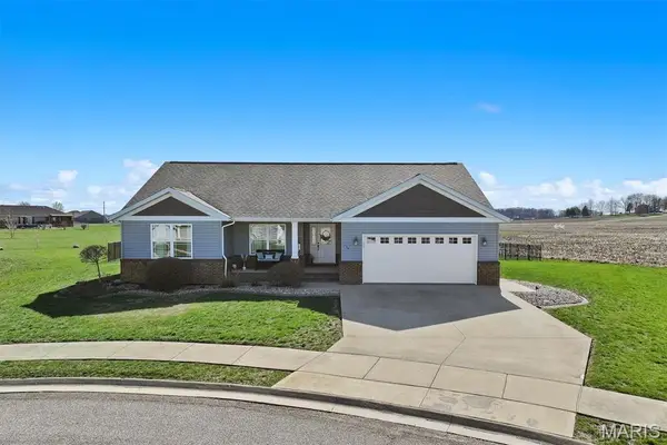 100 Bridgewater Lane, Highland, IL 62249