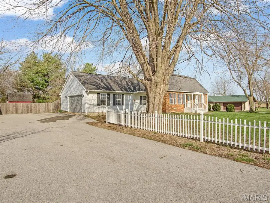 9 Parklane Drive W, Troy, IL 62294 - #3