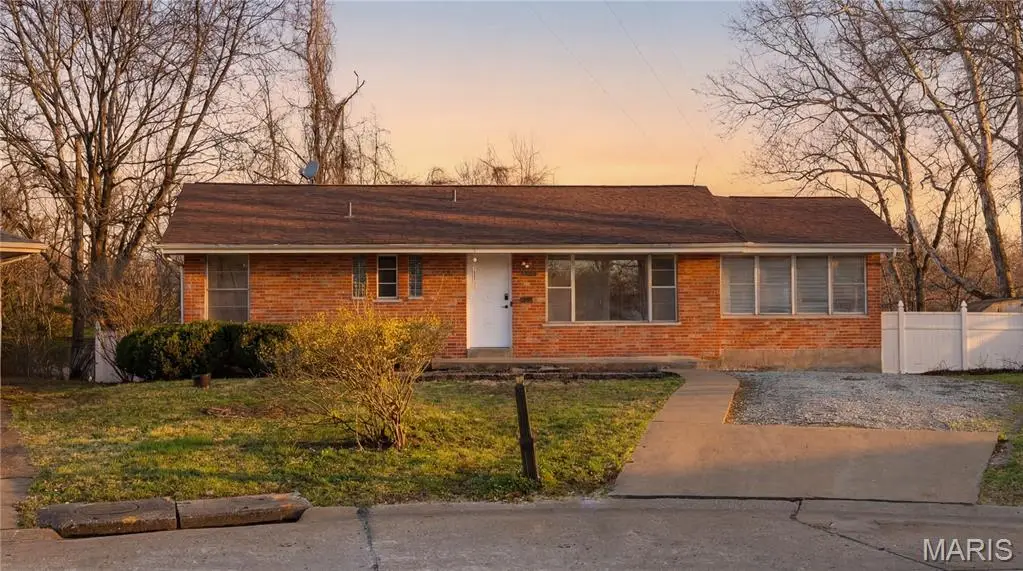 3755 Park Crest Drive, Saint Louis, MO 63125 - #1