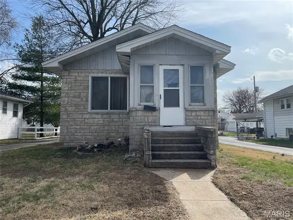 131 E Tydeman Avenue, Roxana, IL 62084