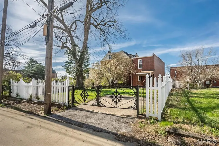 4371 W Belle Place, Saint Louis, MO 63108 - #2