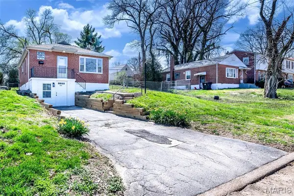 8370 Orchard Avenue, University City, MO 63132