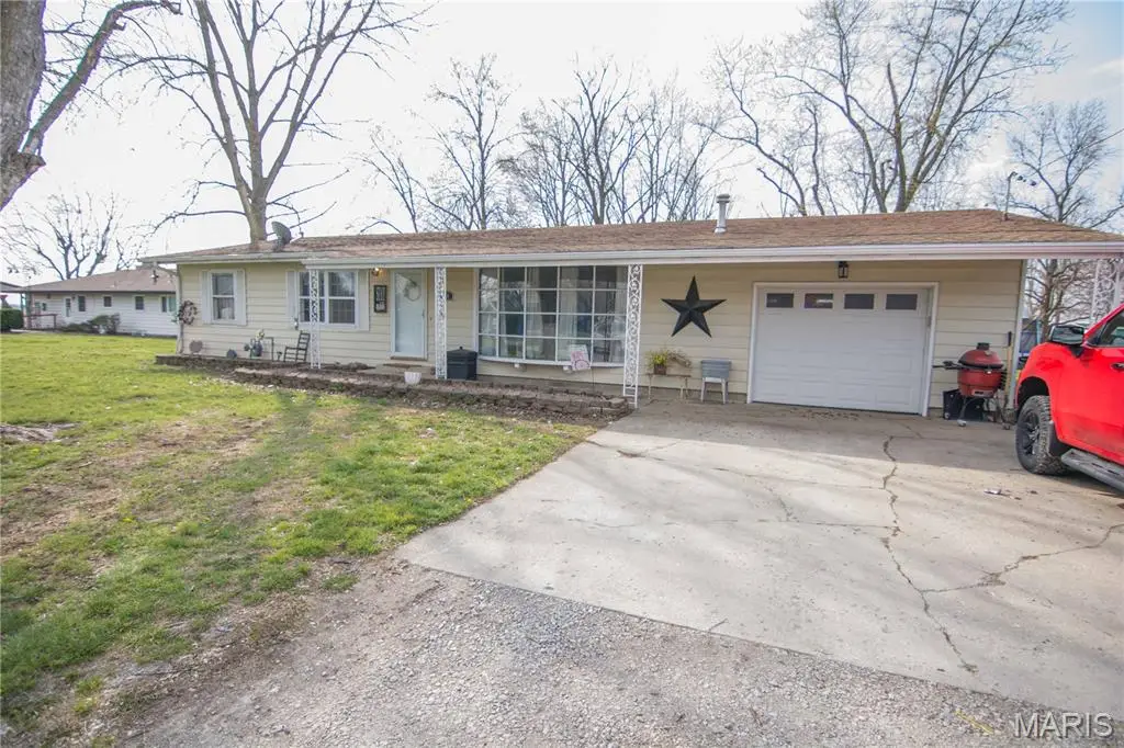 416 E Bayles Street, Brownstown, IL 62418 - #1