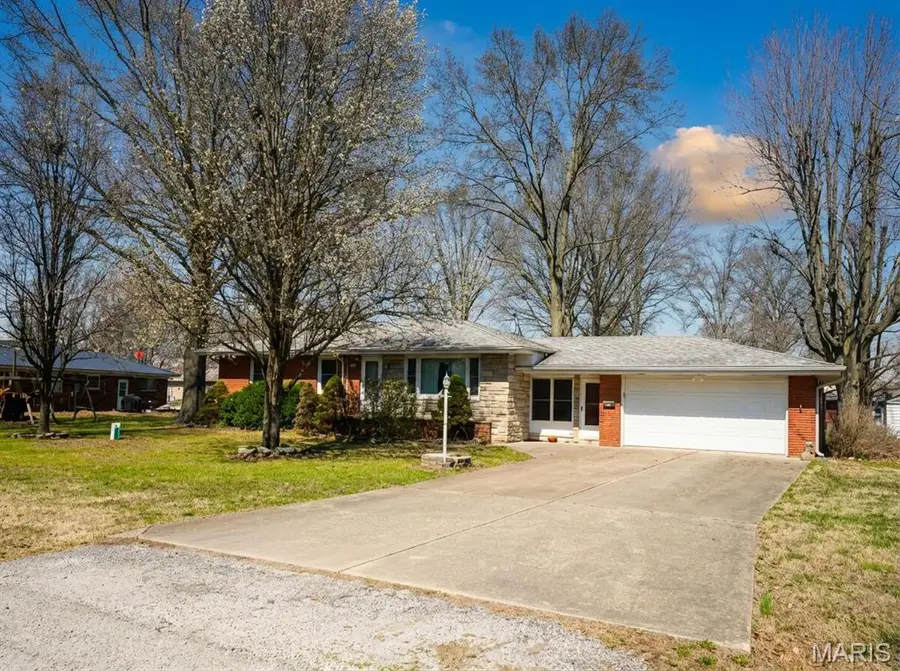 705 E 2nd South Street, Mount Olive, IL 62069 - #2