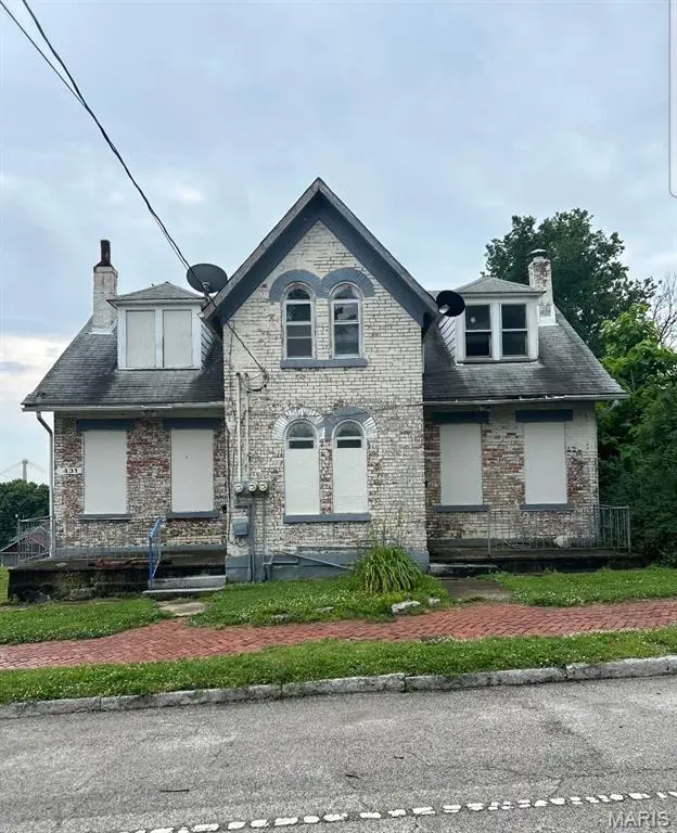 427 E 4th Street, Alton, IL 62002 - #1