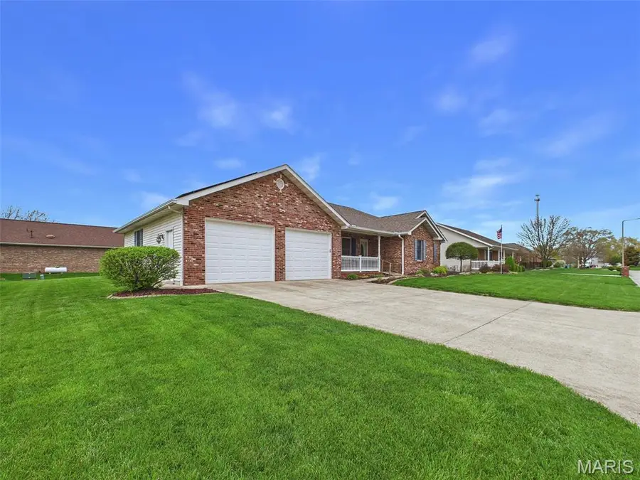 1121 Lakeview Drive, Breese, IL 62230 - #3
