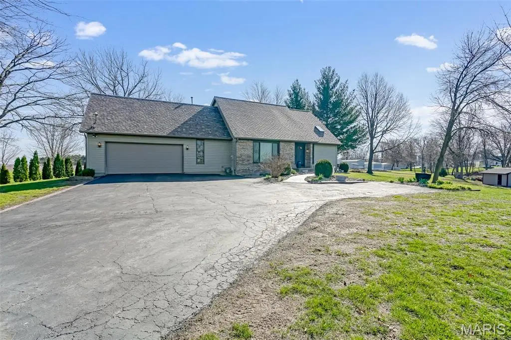 514 N West Street, Raymond, IL 62560 - #1