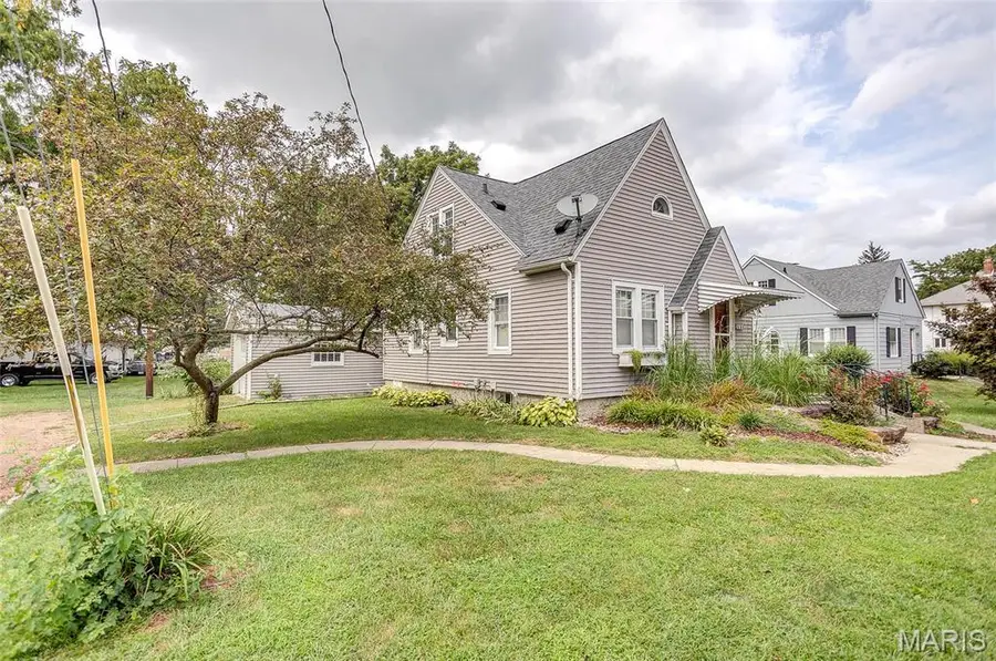 111 W Barr Place, Jerseyville, IL 62052 - #2