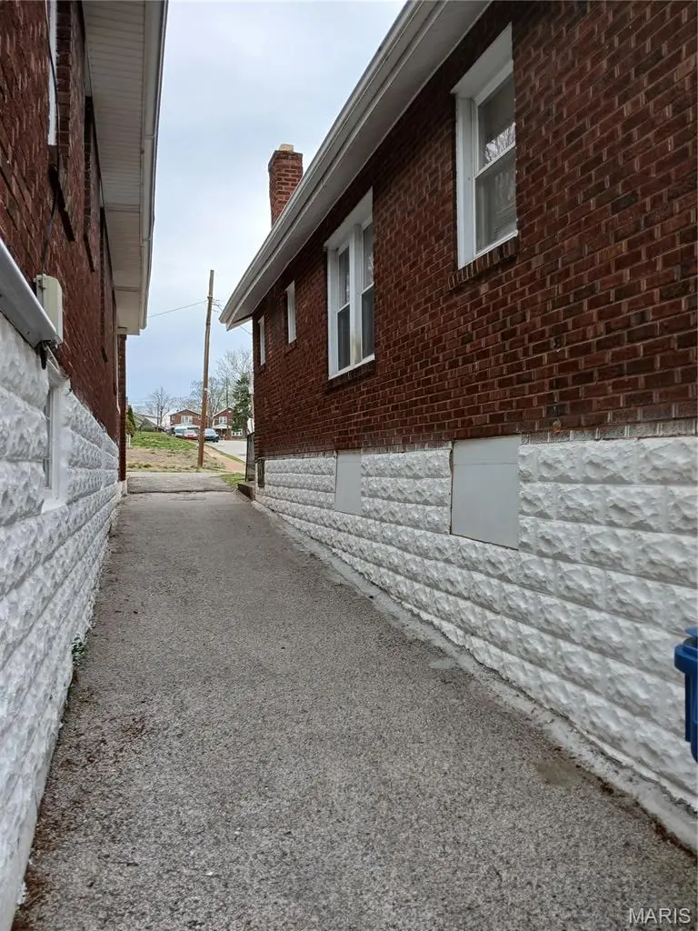 7020 Greenway Avenue, Beverly Hills, MO 63121 - #2