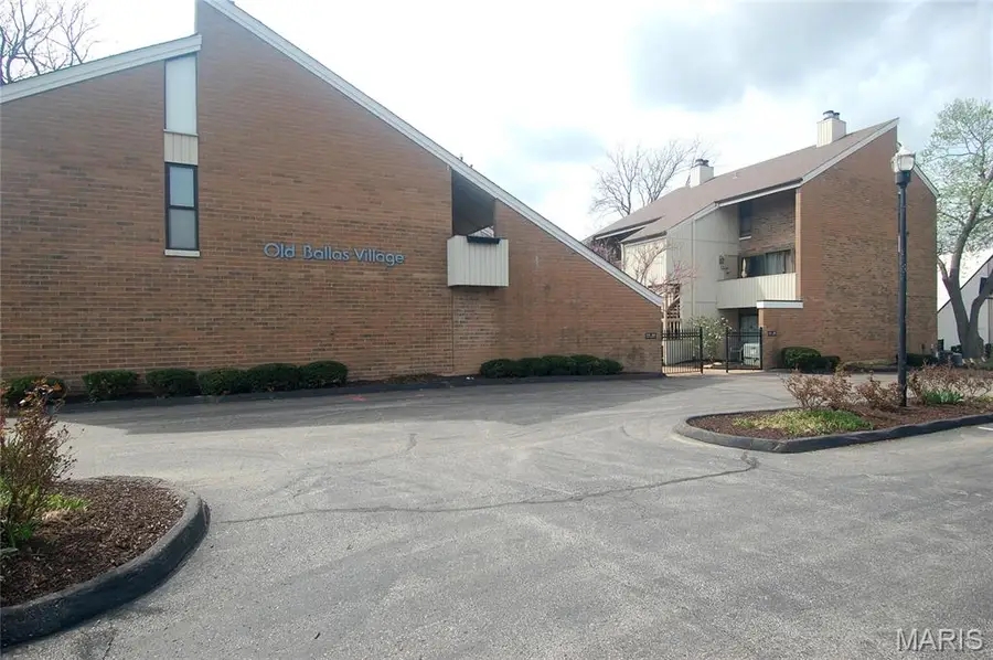 676 Coeur De Royale Drive #B, Creve Coeur, MO 63141 - #2