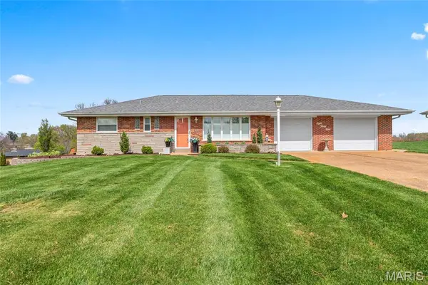 839 Meadow Acres Lane, Mehlville, MO 63125