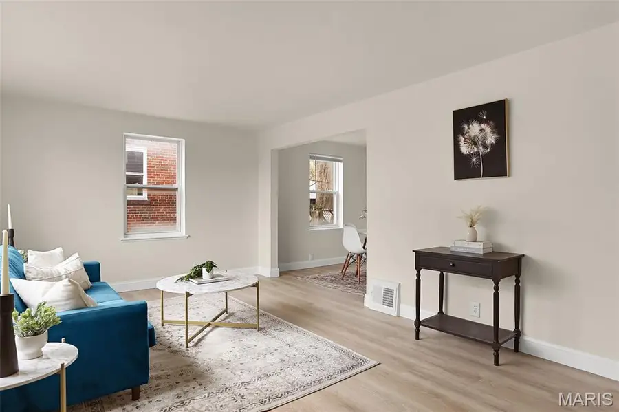 7821 Parkwood Drive, Saint Louis, MO 63123 - #2