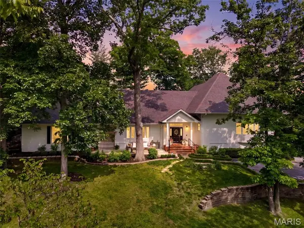 2480 Town And Country Lane, Town and Country, MO 63131