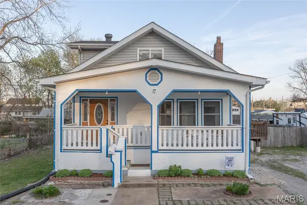 8708 S Grand Avenue, St Louis, MO 63125