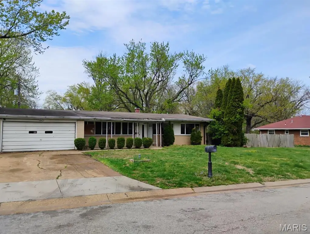 10027 Grosvenor Drive, Saint Louis, MO 63137 - #1